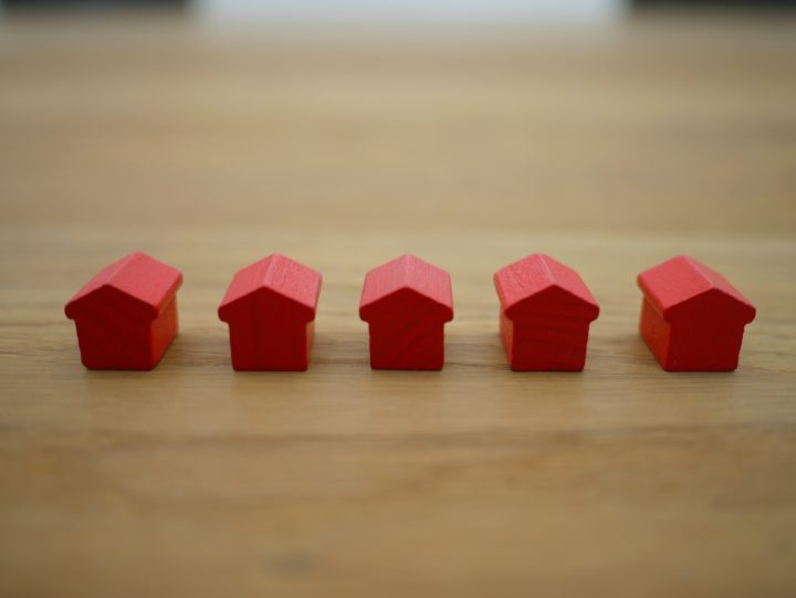 Uppradade små röda husmodeller